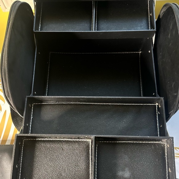 Large makeup box + and Bobbi brown brush bag - Picture 4 of 4